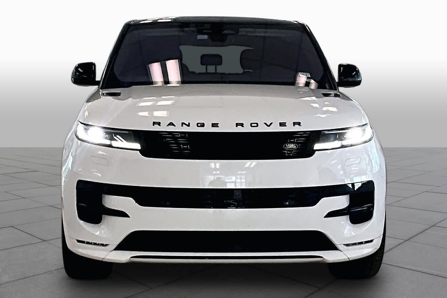 Used 2023 Fuji White Land Rover SE Dynamic image 3