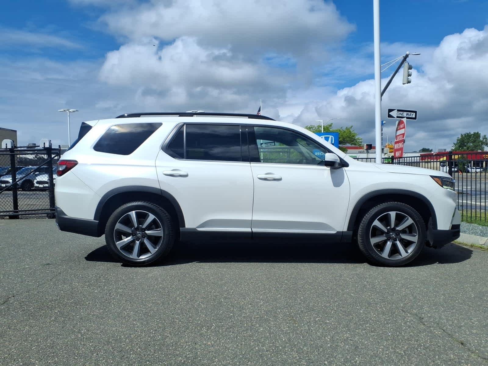 Certified Used 2023 Platinum White Pearl Honda Touring image 4