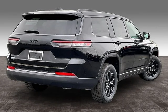New 2026 Diamond Black Crystal Pearl-Coat Exterior Paint Jeep Laredo image 15