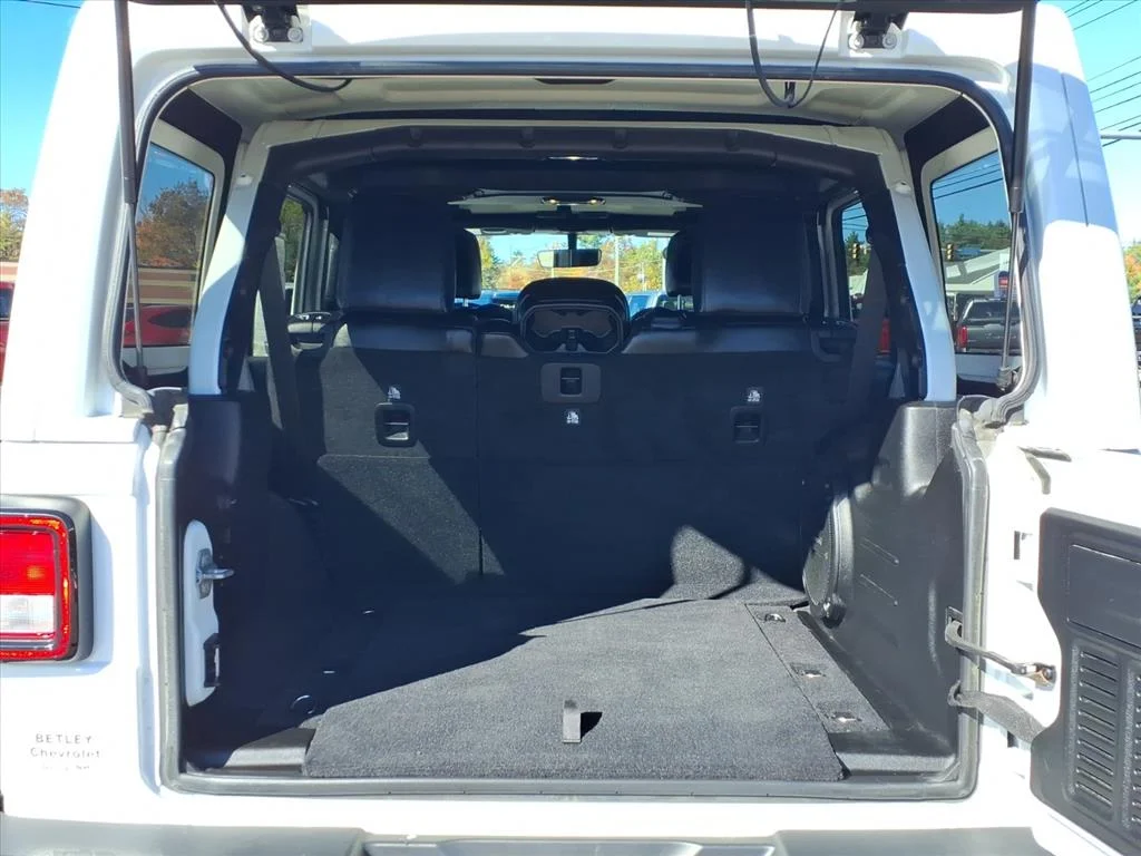 Used 2019 White Jeep Sahara 4x4 image 6
