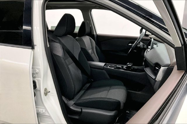 Used 2021 Glacier White Nissan SV image 8