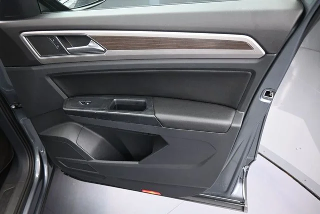 Used 2019 Gray Volkswagen 3.6L V6 SE image 11