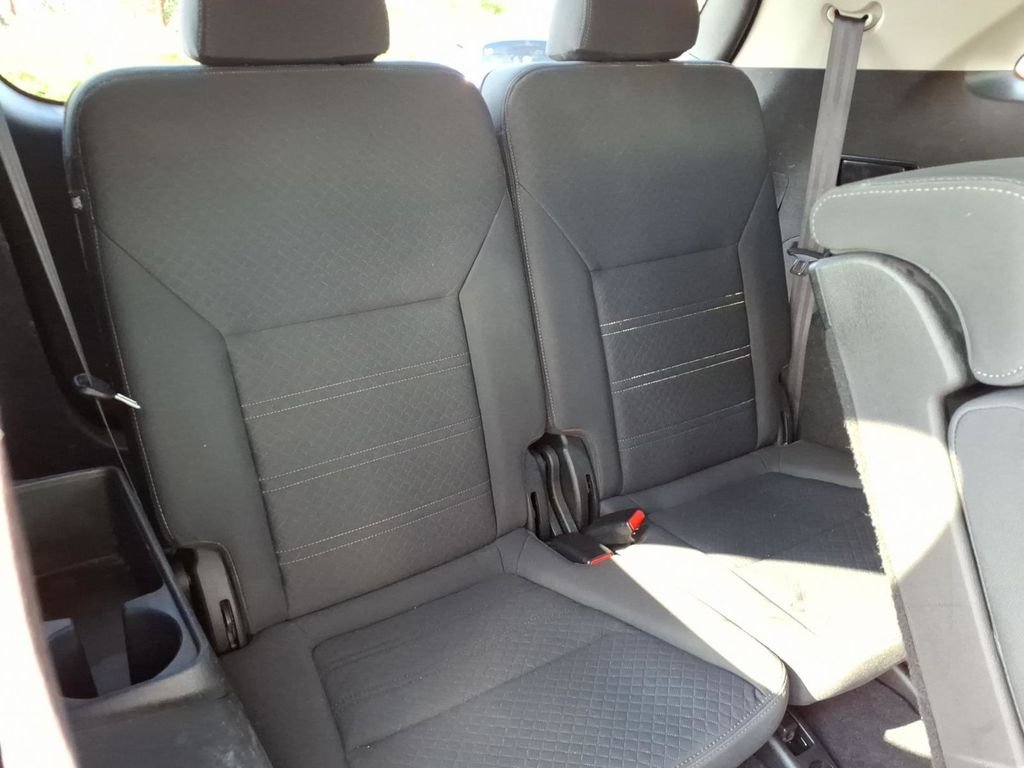 Used 2020 Gravity Grey Kia LX w/convenience pkg & 3rd row seat image 32