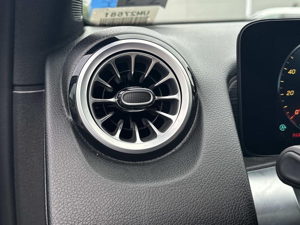 Used 2023  Mercedes-Benz GLB 250 image 30