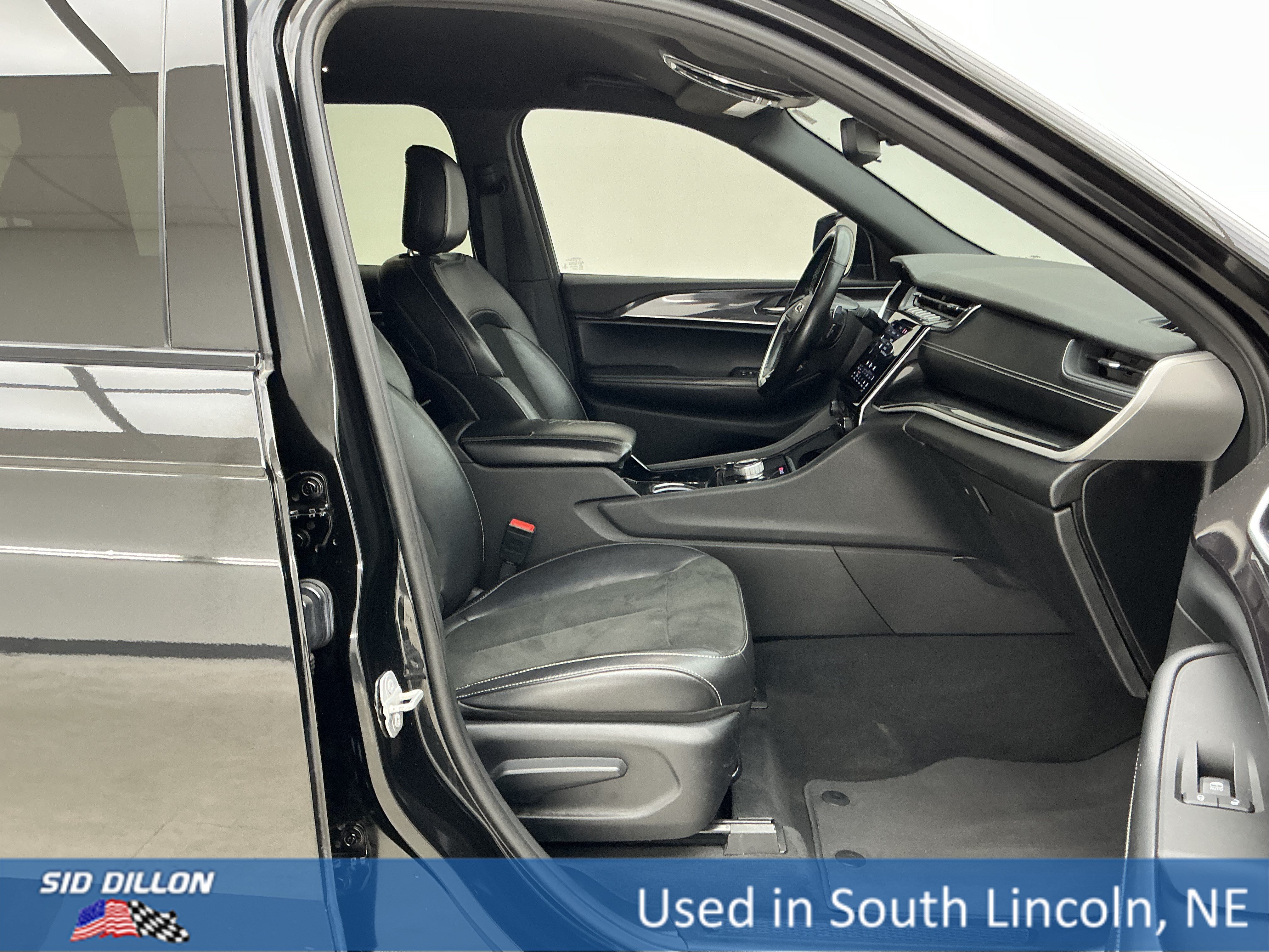 Used 2021 Diamond Black Crystal Pearlcoat Jeep Altitude image 25