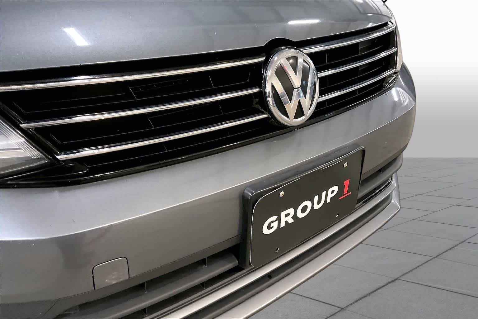 Used 2017 Platinum Gray Metallic Volkswagen 1.4T SE image 30