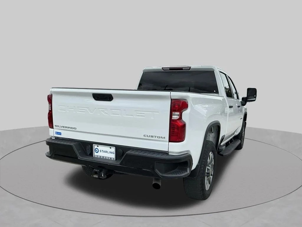 Used 2024 White Chevrolet Custom image 9