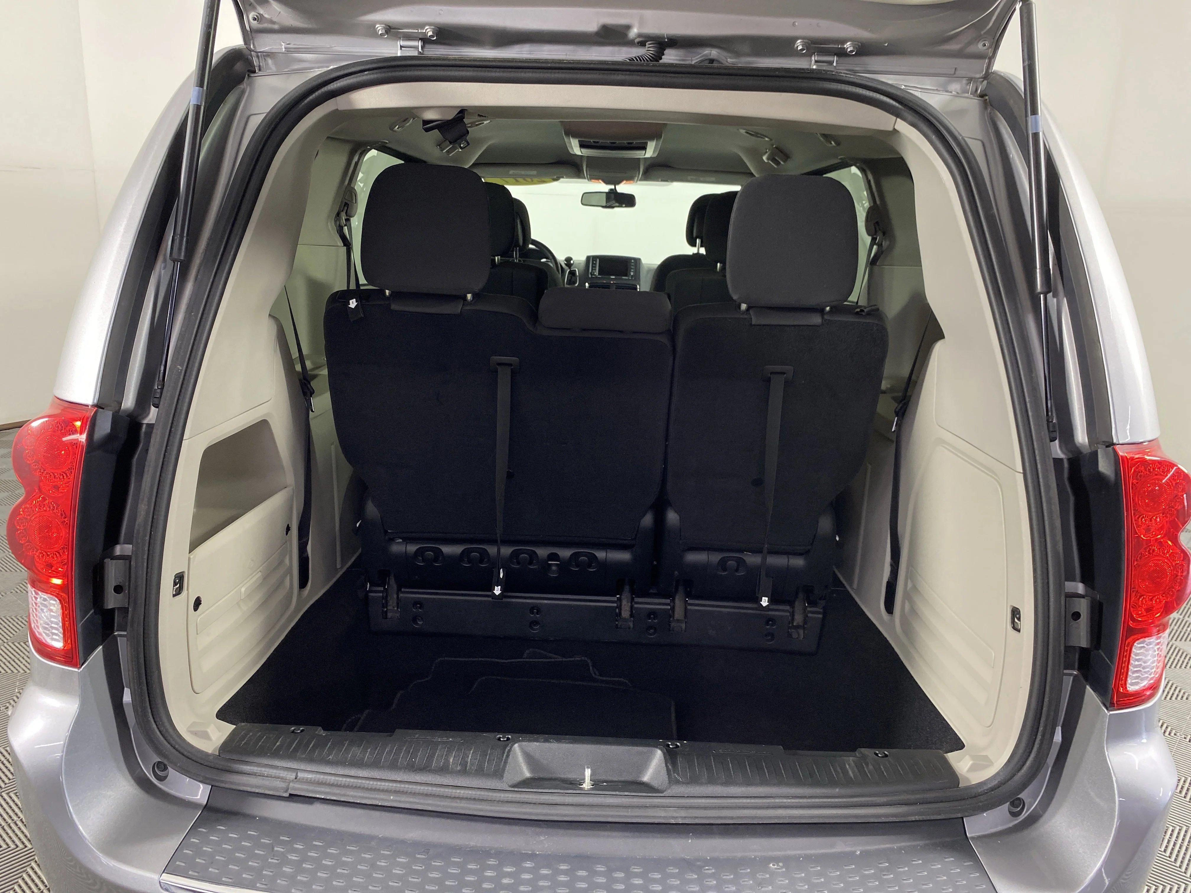 Used 2017 Billet Clearcoat Dodge SE image 33