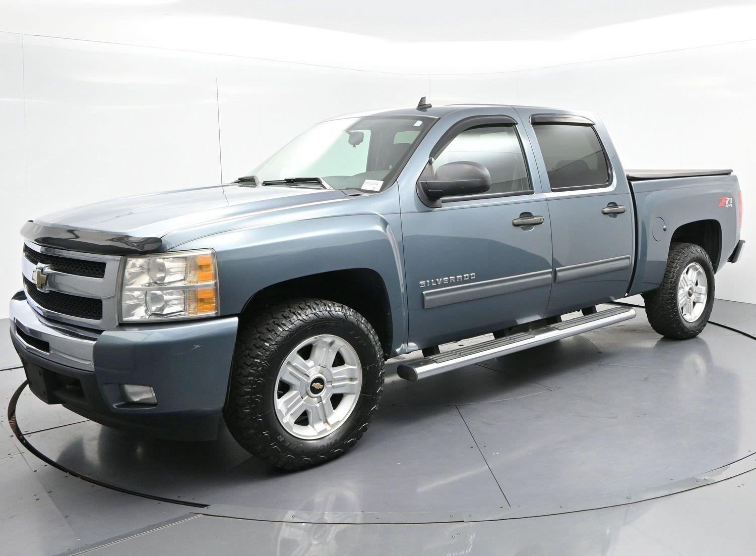 Used 2011 Blue Granite Metallic Chevrolet LT image 3