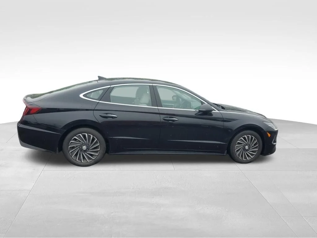 Used 2023 Black Hyundai SEL image 9
