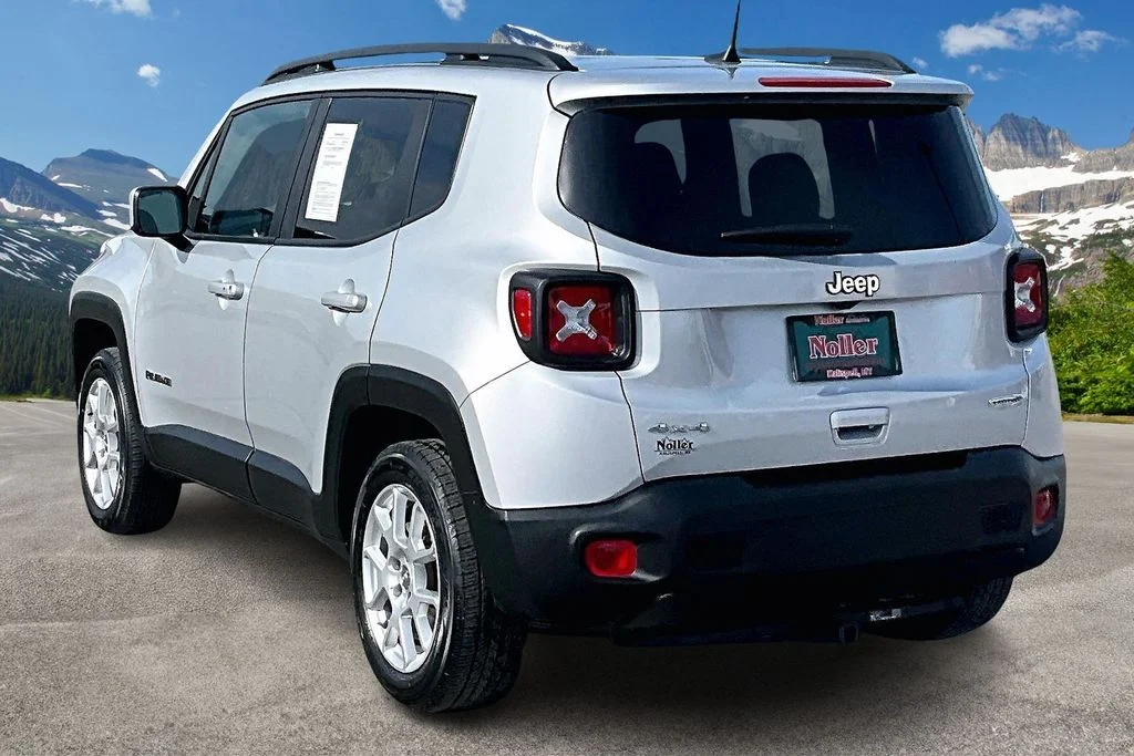 Used 2021 Silver Jeep Latitude image 13