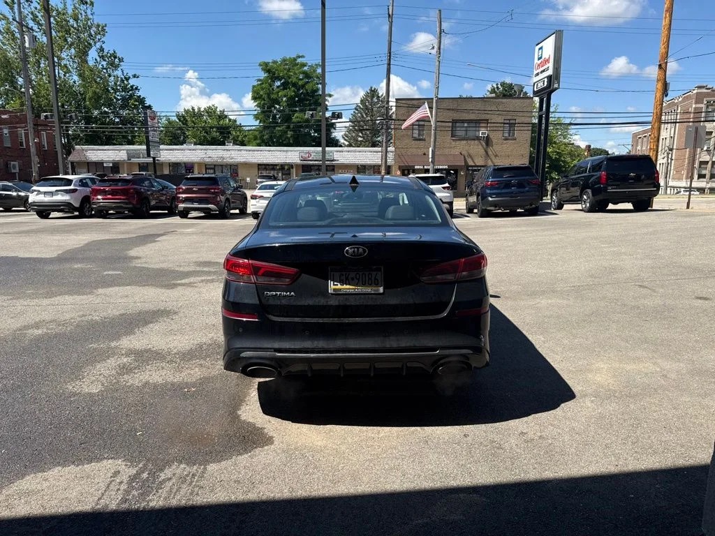 Used 2020 Black Kia SE image 4