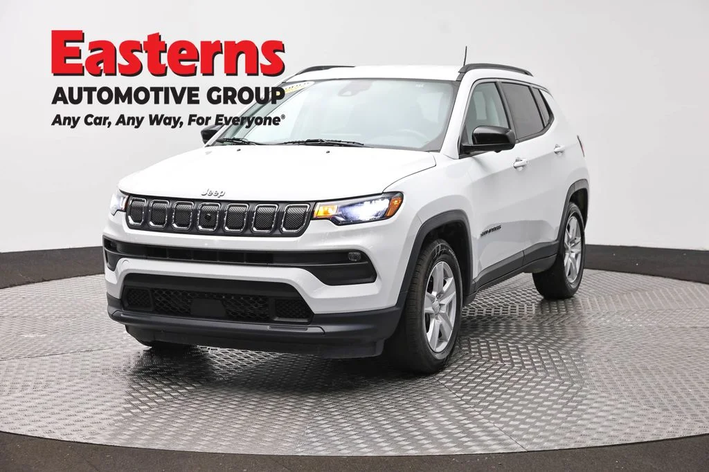 Used 2022 White Jeep Latitude image 1