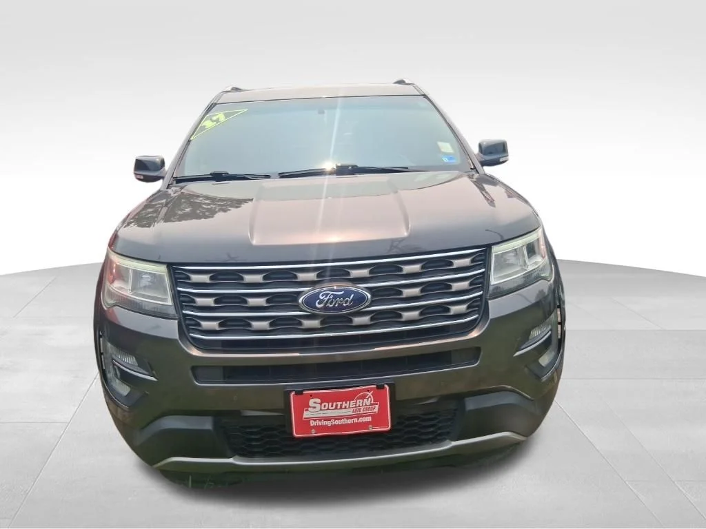 Used 2017 Gray Ford XLT image 2