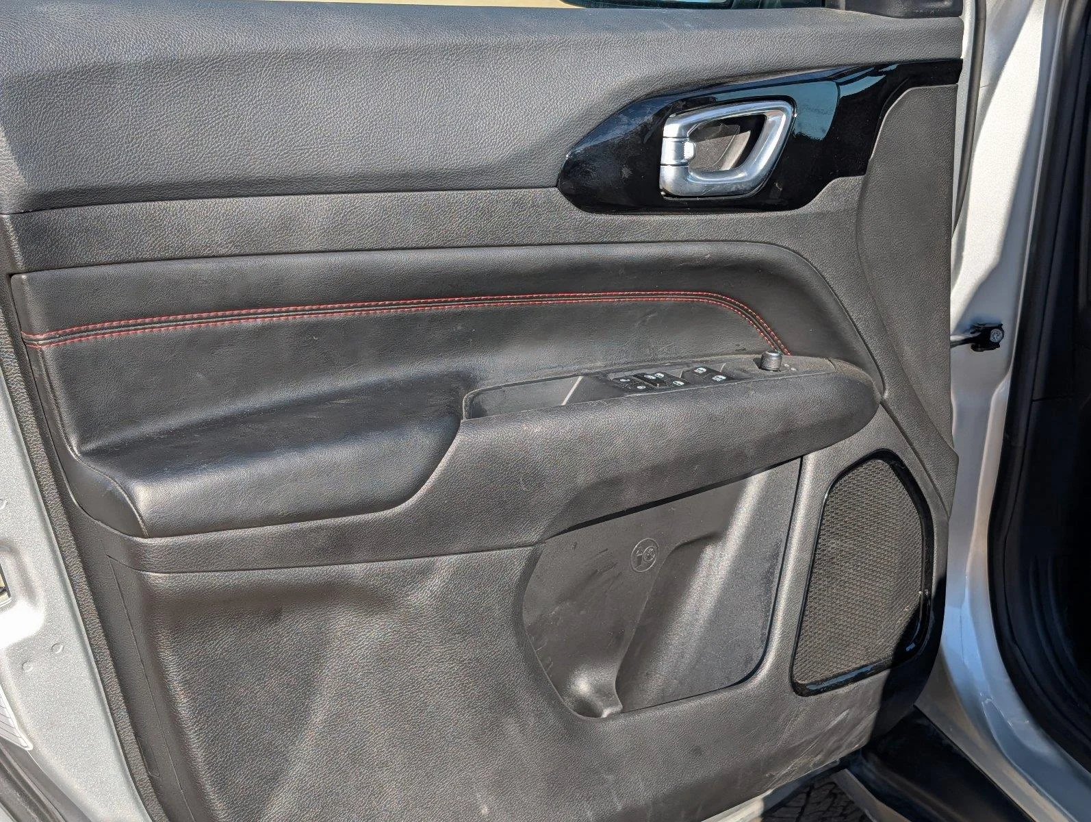 Used 2025 Silver Zynith Metallic Clearcoat Jeep Trailhawk image 14