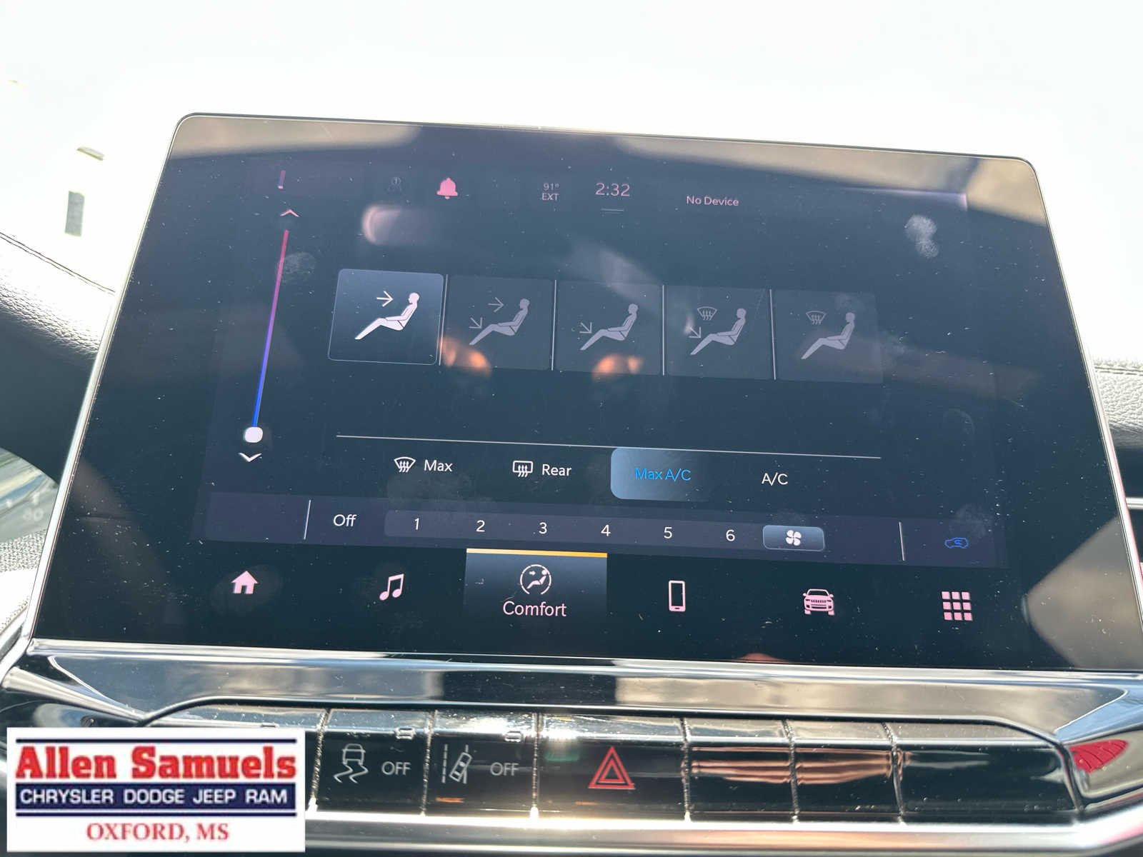 Used 2024 Sting-Gray Clearcoat Jeep Latitude image 25
