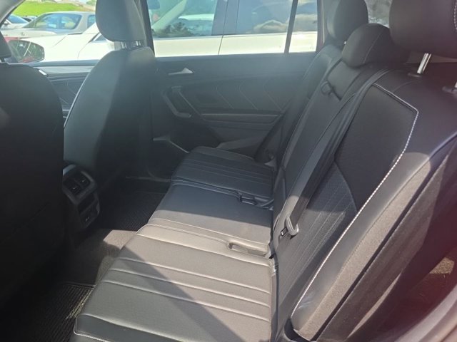 Used 2023 Kings Red Metallic Volkswagen SE image 4