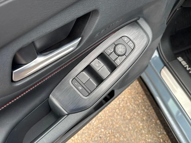 New 2026 Atlantic Gray Metallic / Super Black Two-tone Nissan SR image 11