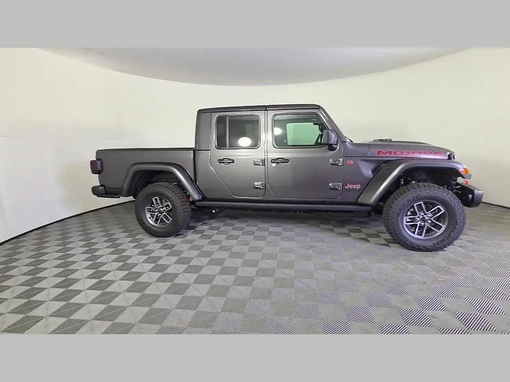 New 2026 Granite Crystal Metallic Clear-Coat Exterior Paint Jeep Mojave X image 22