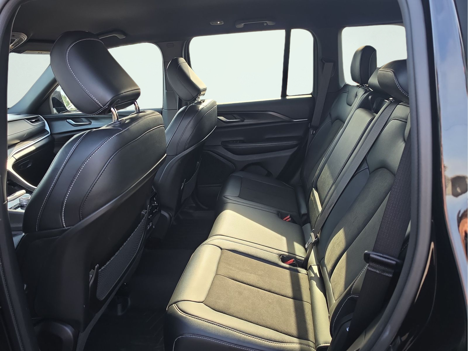 Used 2023 Diamond Black Jeep Altitude X image 10