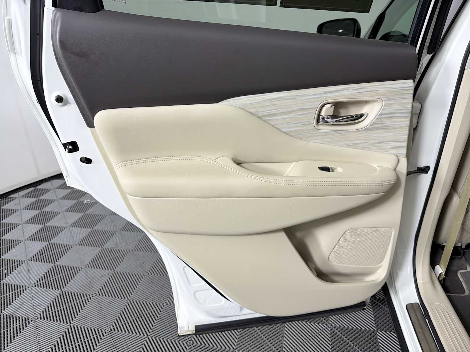 Used 2018 Pearl White Nissan Platinum image 19