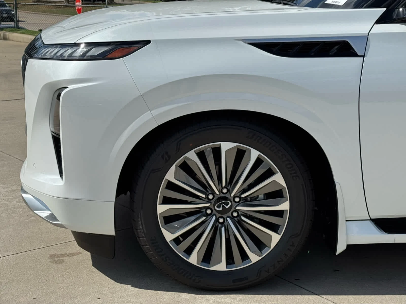 New 2027 RADIANT WHITE INFINITI Luxe 2WD image 6