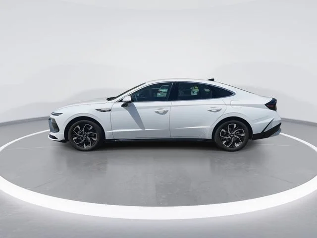 Used 2025 White Hyundai SEL image 5