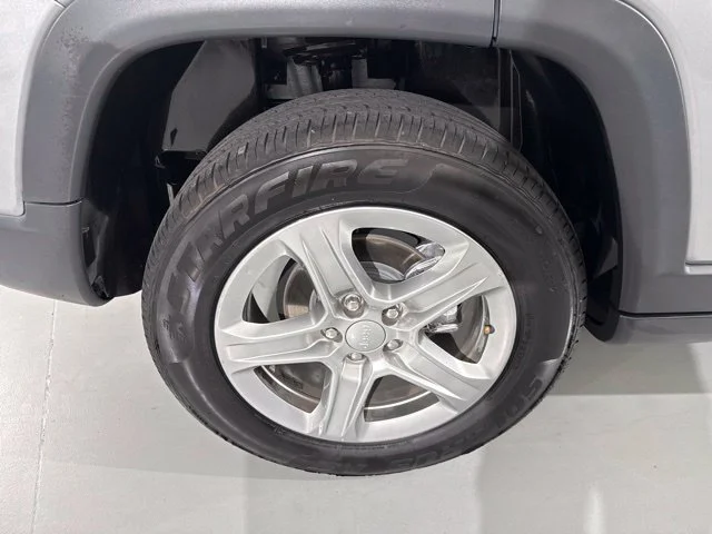 Used 2024 Gray Jeep Latitude image 10