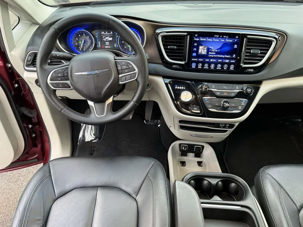 Used 2017 Red Chrysler Touring L image 16