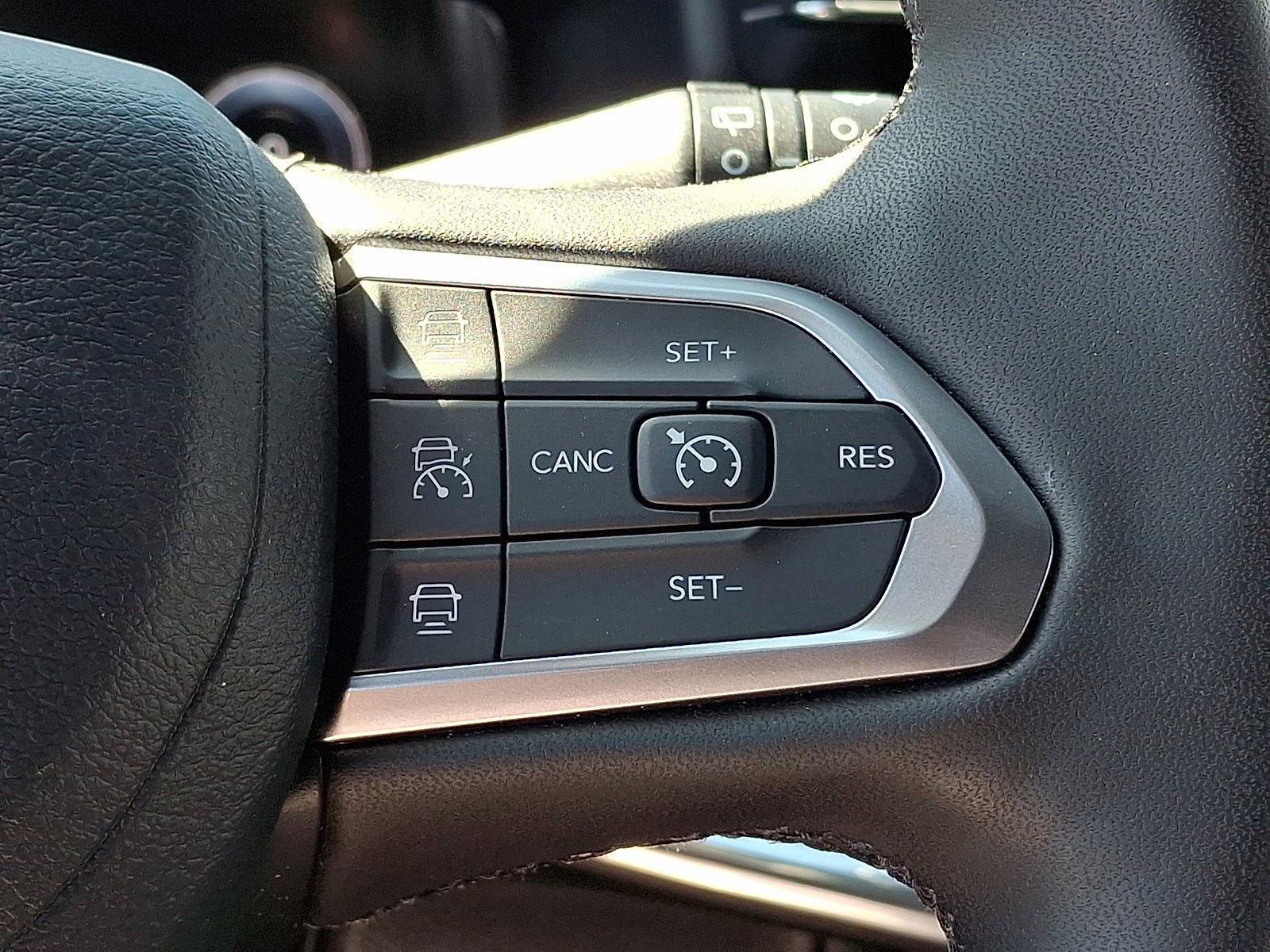 Used 2023 Laser Blue Pearlcoat Jeep Limited image 22