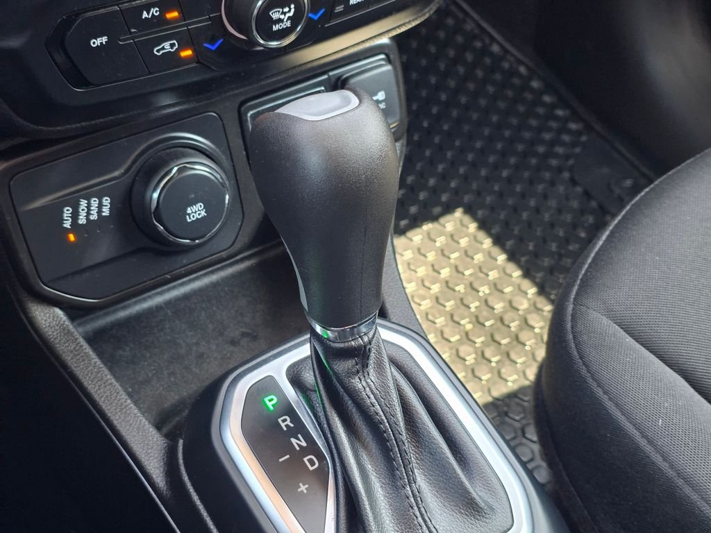 Used 2020 White Jeep Latitude image 32