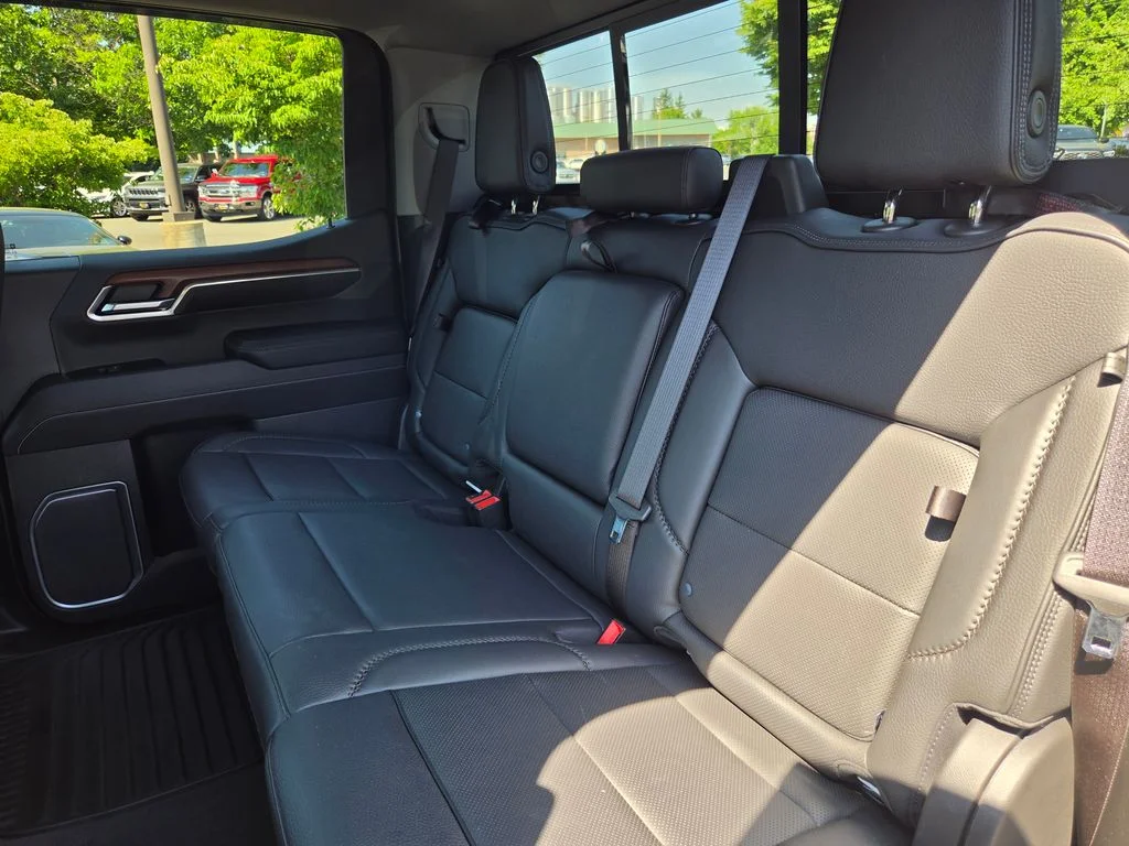 Used 2023 White GMC Denali image 28