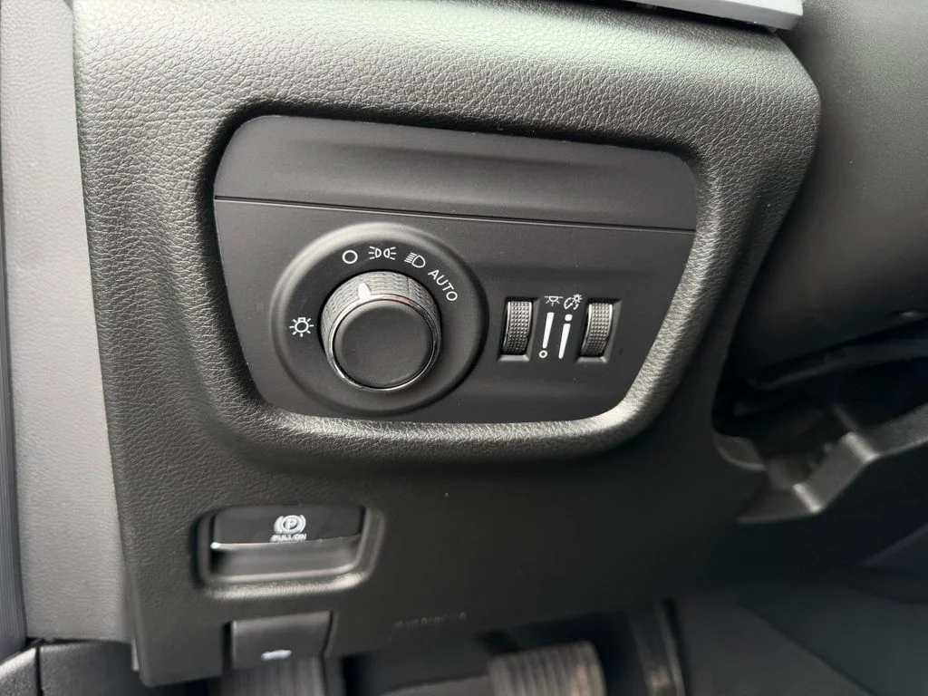 New 2026 Baltic Gray Metallic Clear-Coat Exterior Paint Jeep Altitude image 17