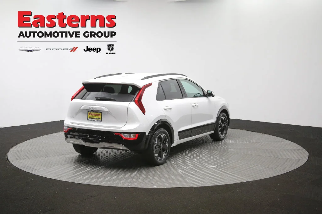 Used 2023 White Kia Wind image 35