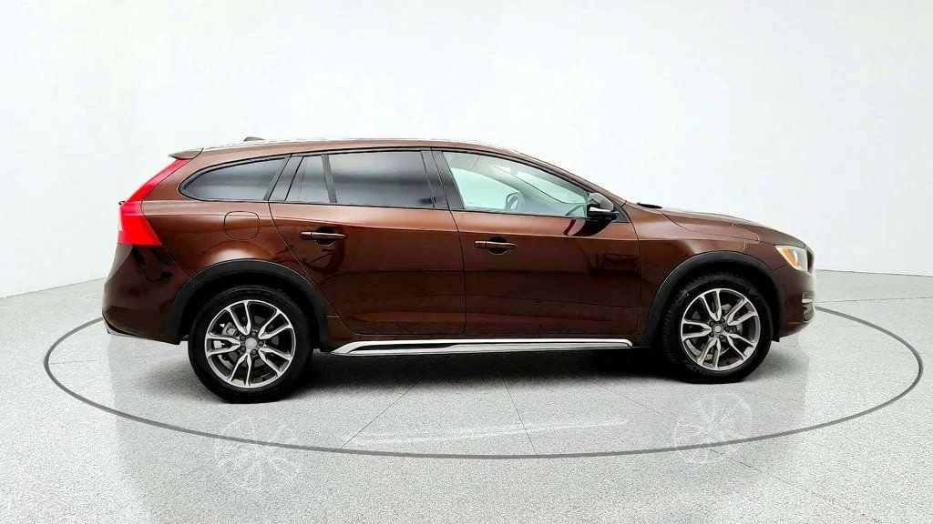 Used 2018 Rich Java Metallic Volvo T5 AWD w/ Convenience & BLIS Packages image 4