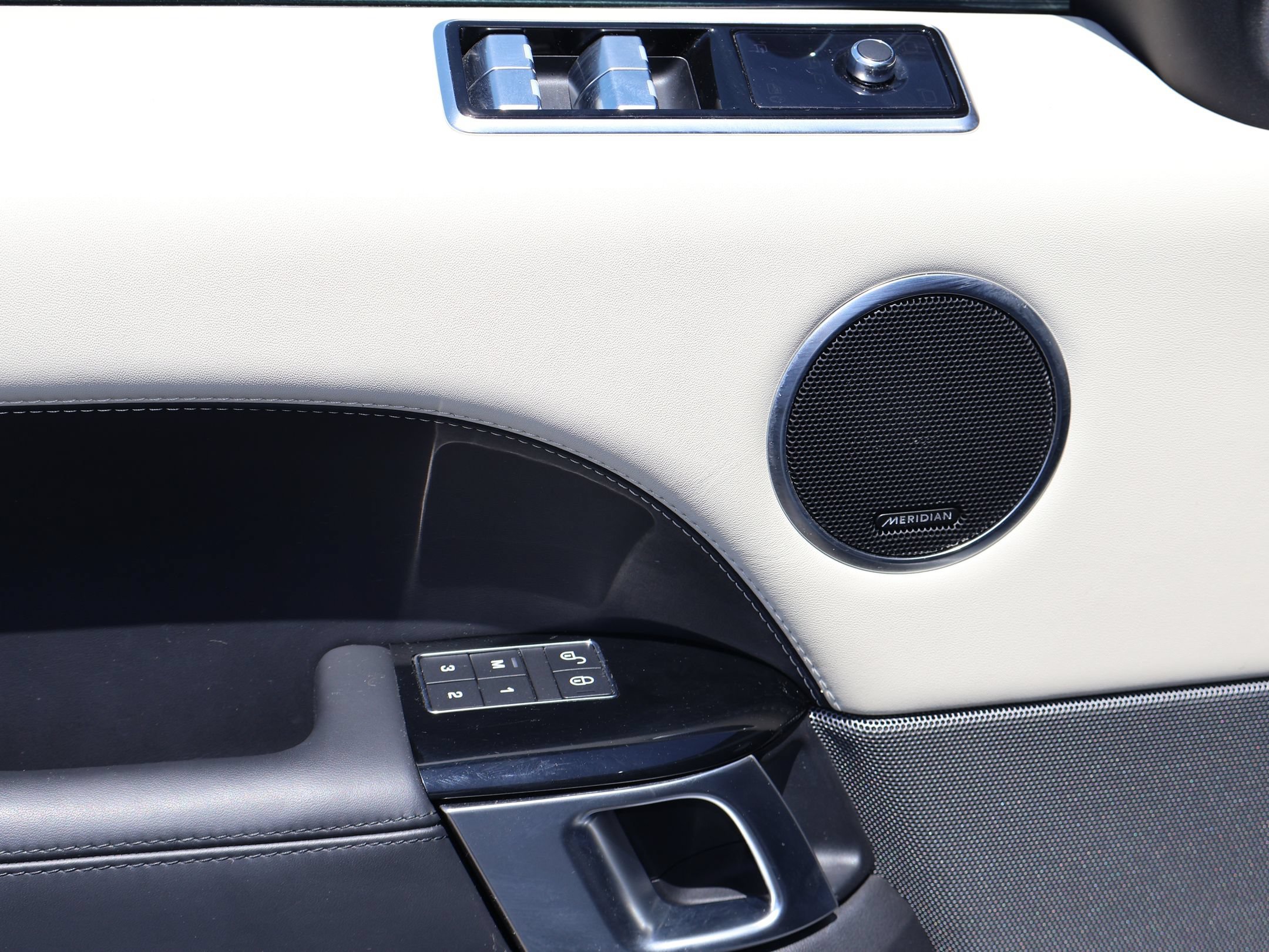 Used 2020 Fuji White Land Rover HSE Dynamic image 10