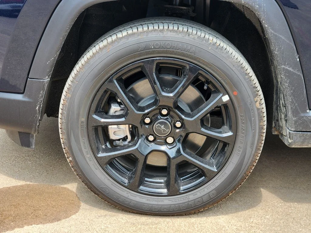 New 2026 Fathom Blue Pearl-Coat Exterior Paint Jeep Latitude image 7