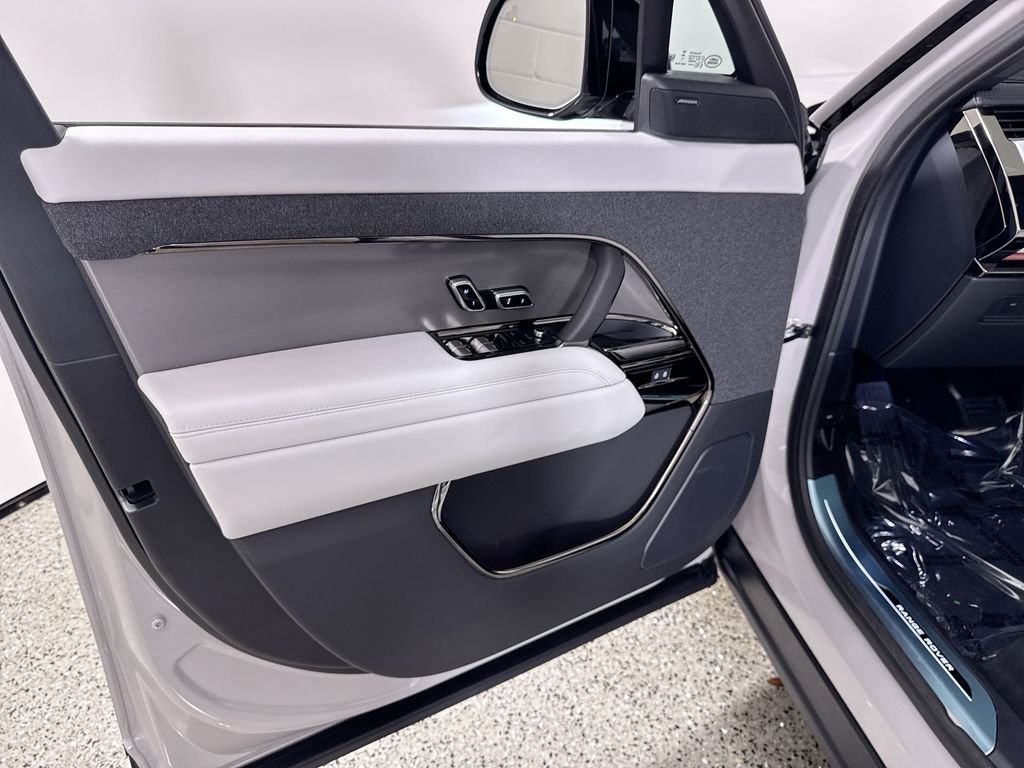 New 2026 Borasco Grey Land Rover SE image 13