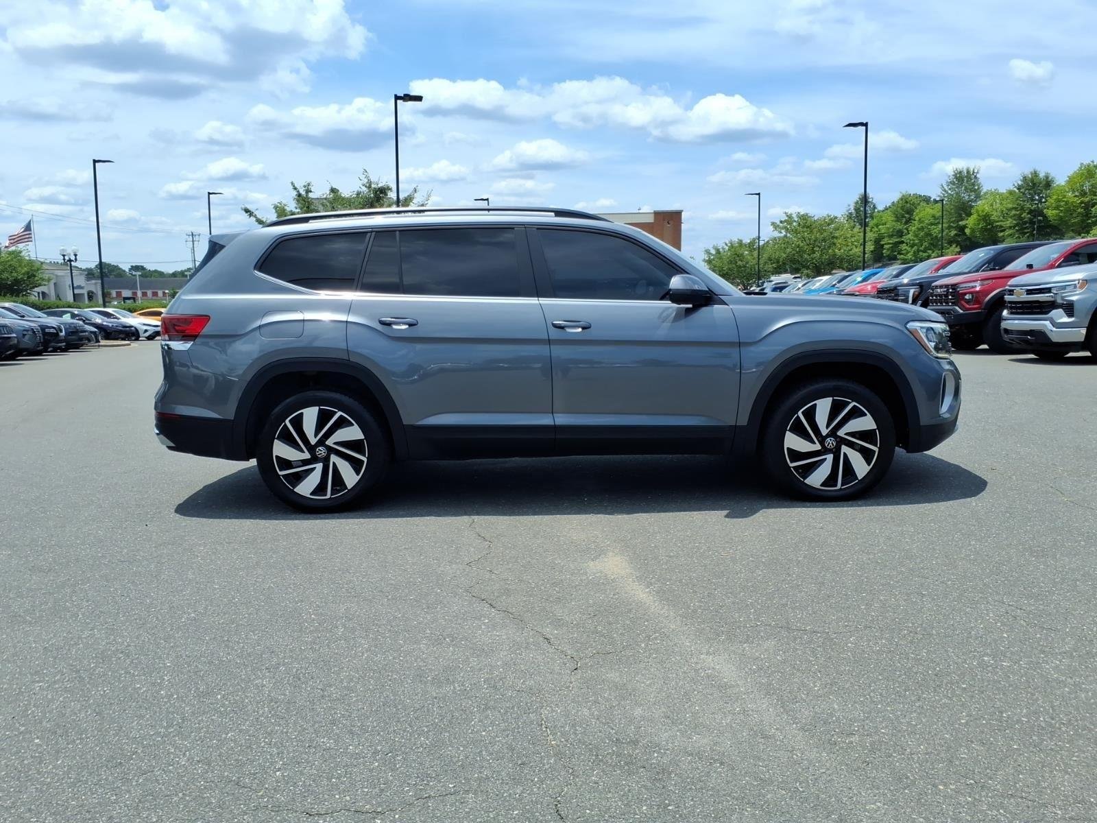 Used 2025 GRAY VOLKSWAGEN SE image 9