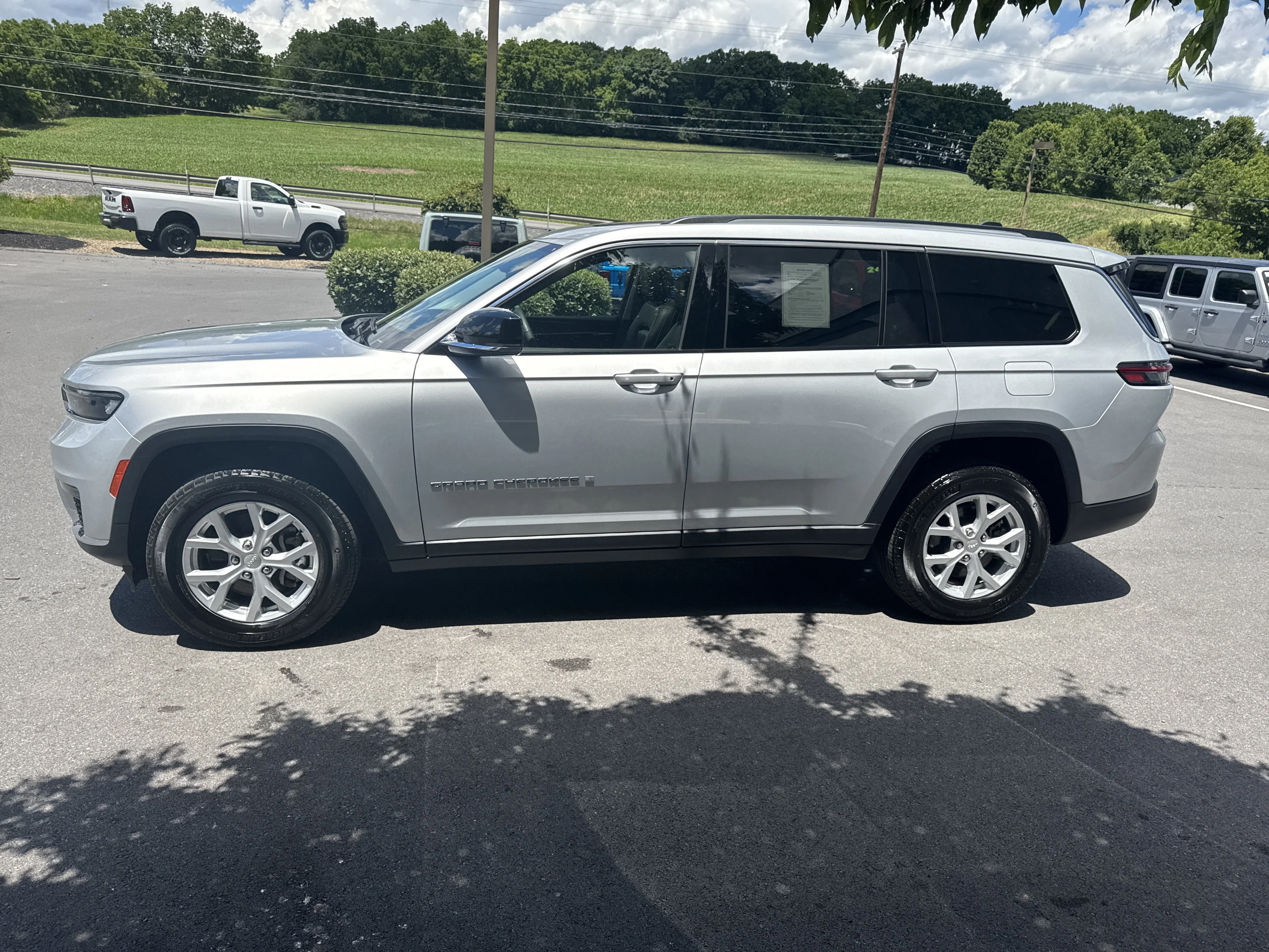 Used 2023 Silver Zynith Jeep Limited image 7