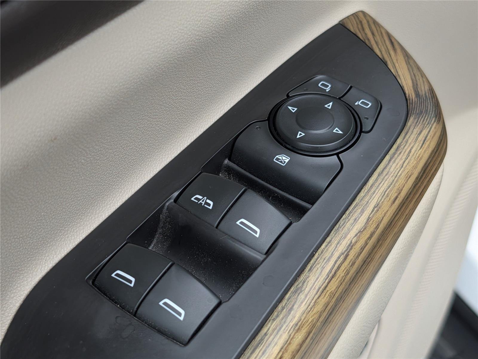 Used 2018 White Frost Tricoat GMC Denali image 16