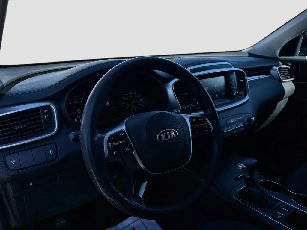 Used 2019 Black Kia L image 9