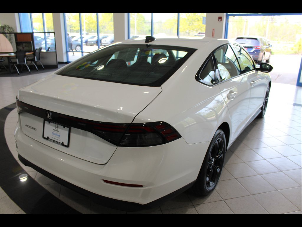 Certified Used 2025 Platinum White Pearl Honda 1.5T SE image 5