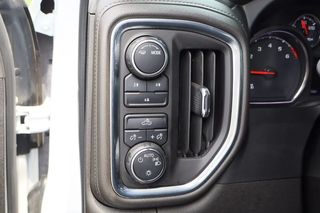 Used 2022 White Chevrolet LT image 13