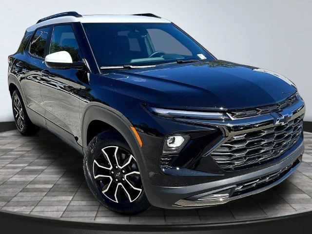 New 2026 Mosaic Black Metallic Chevrolet ACTIV image 2