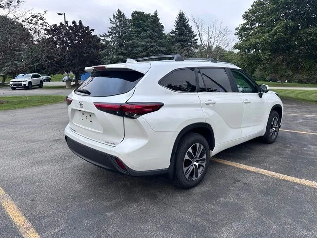 Used 2023 Off-white Toyota XLE image 3