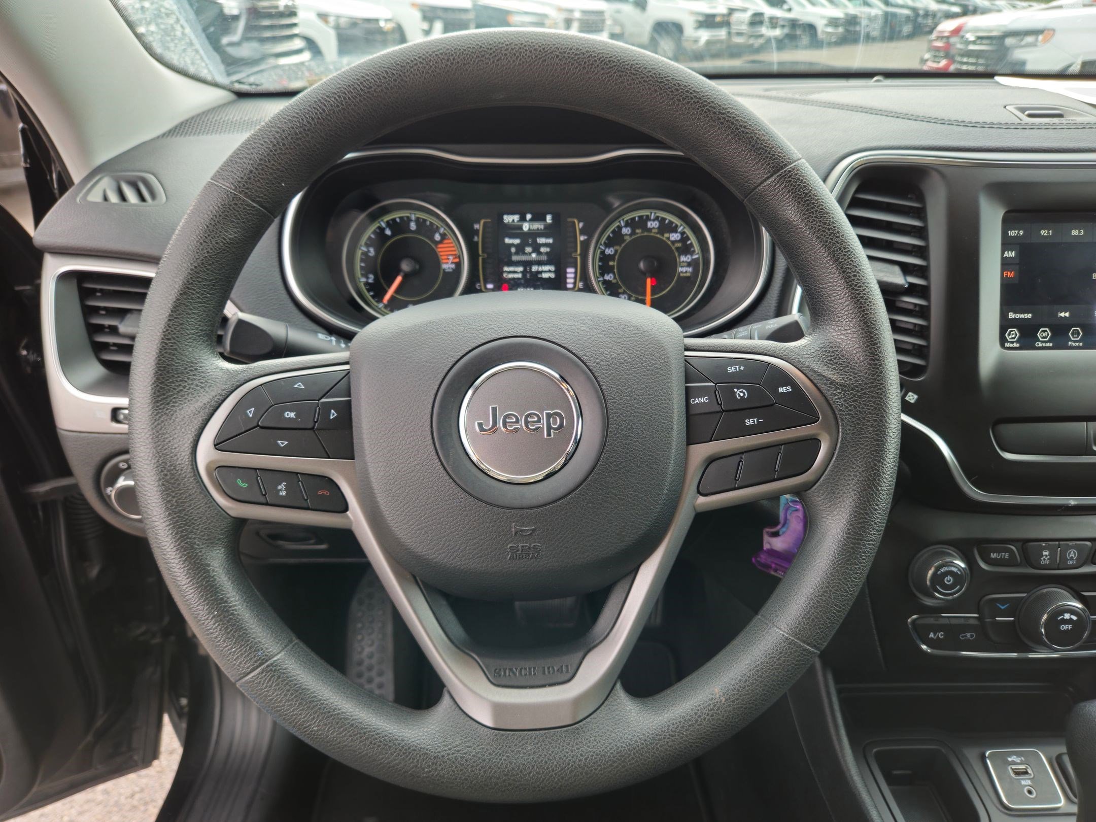Used 2020 Diamond Black Crystal Pearlcoat Jeep Latitude image 16