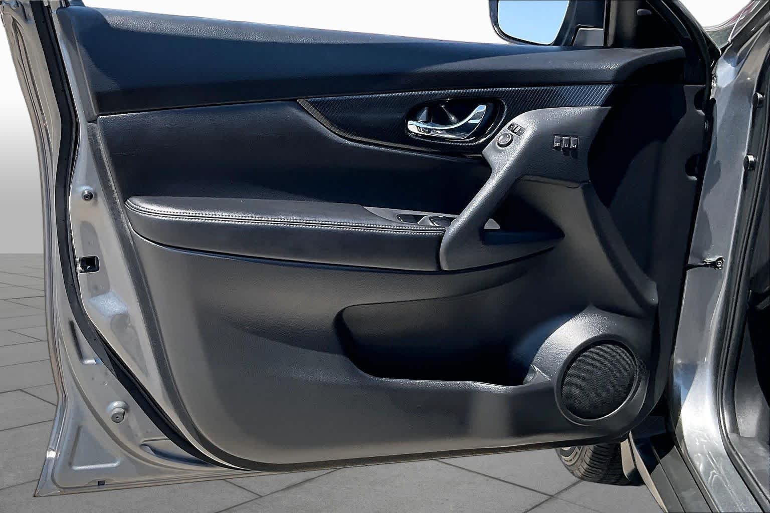 Used 2017 Gun Metallic Nissan SL image 20