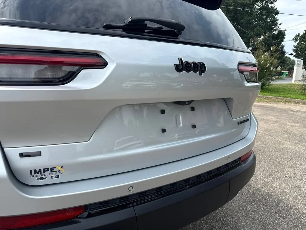 Used 2022  Jeep Limited image 34