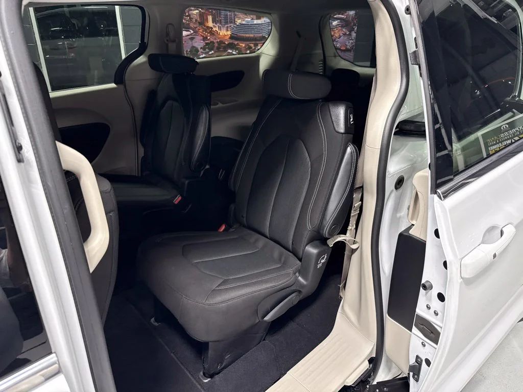 Used 2022 White Chrysler LX image 15